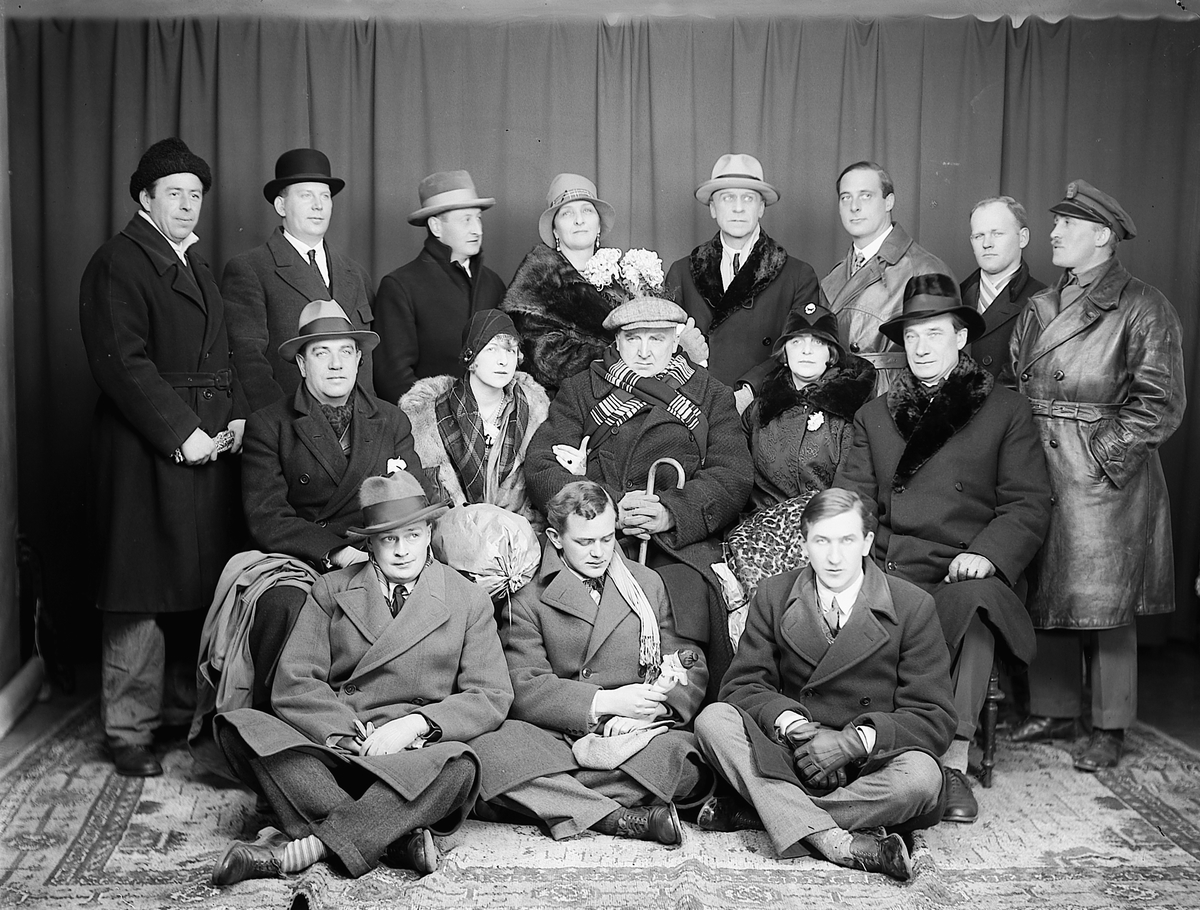 Christian Grundseth, RIKSTEATERETS TURNEGRUPPE. SKUESPILLERE. GRUPPE 16. Omtalt i Kooperatørens julenummer 05. 12. 1936