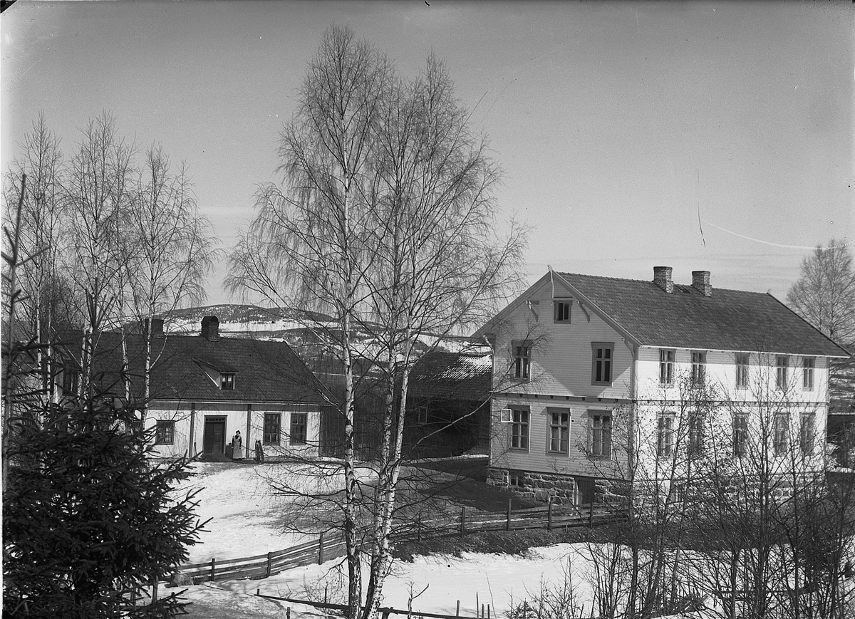 Martin Finborud, Eksteriør. Hagelund skole, Nes, Hedmark. Den gamle og nye skolebygninng. Ny skolebygning fra 1912.