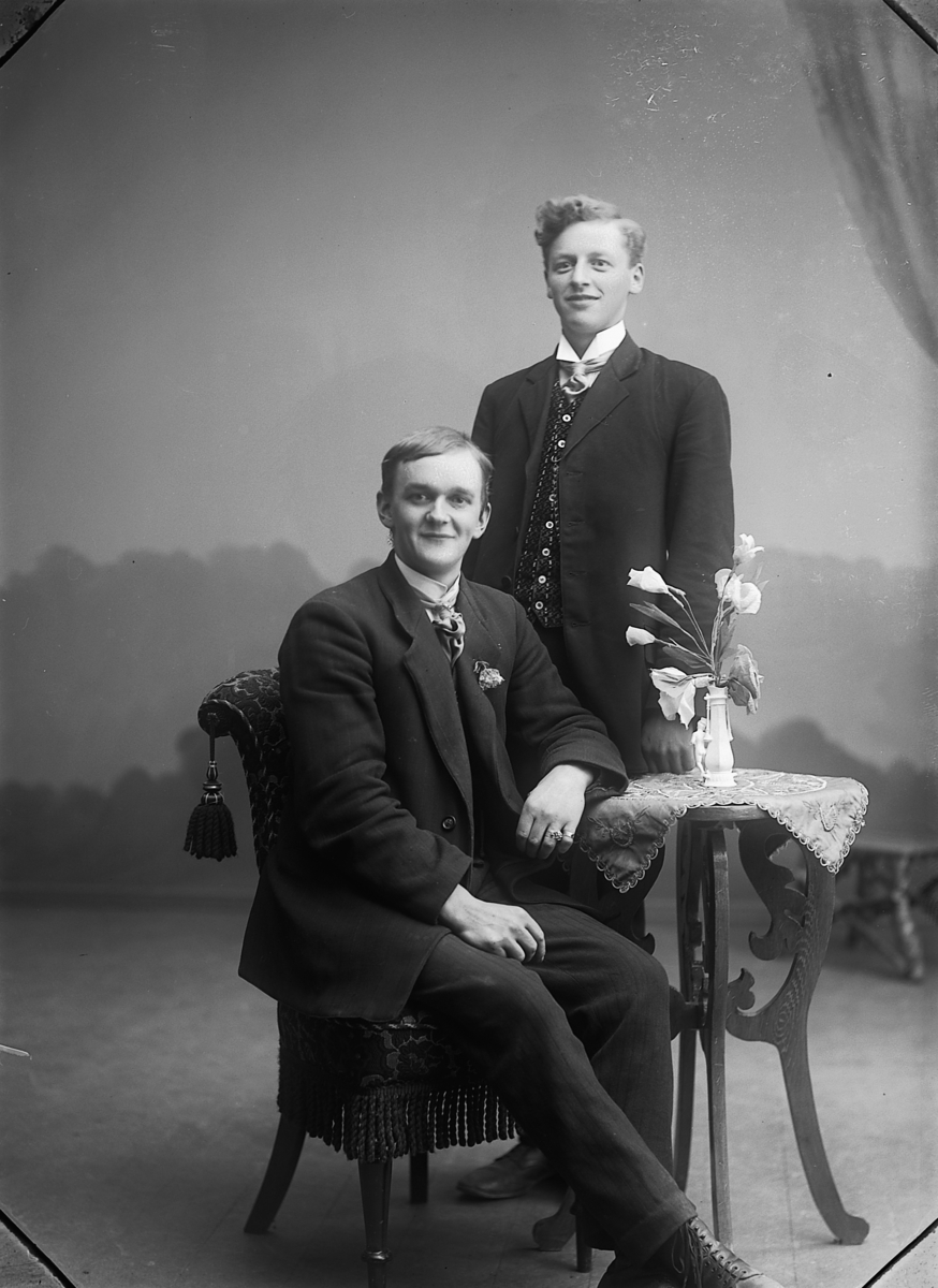 Martin Finborud, GRUPPE 2. BAKER SVEEN OG TH. THAUG. Arbeidet i Handelslaget, 1912-17.
