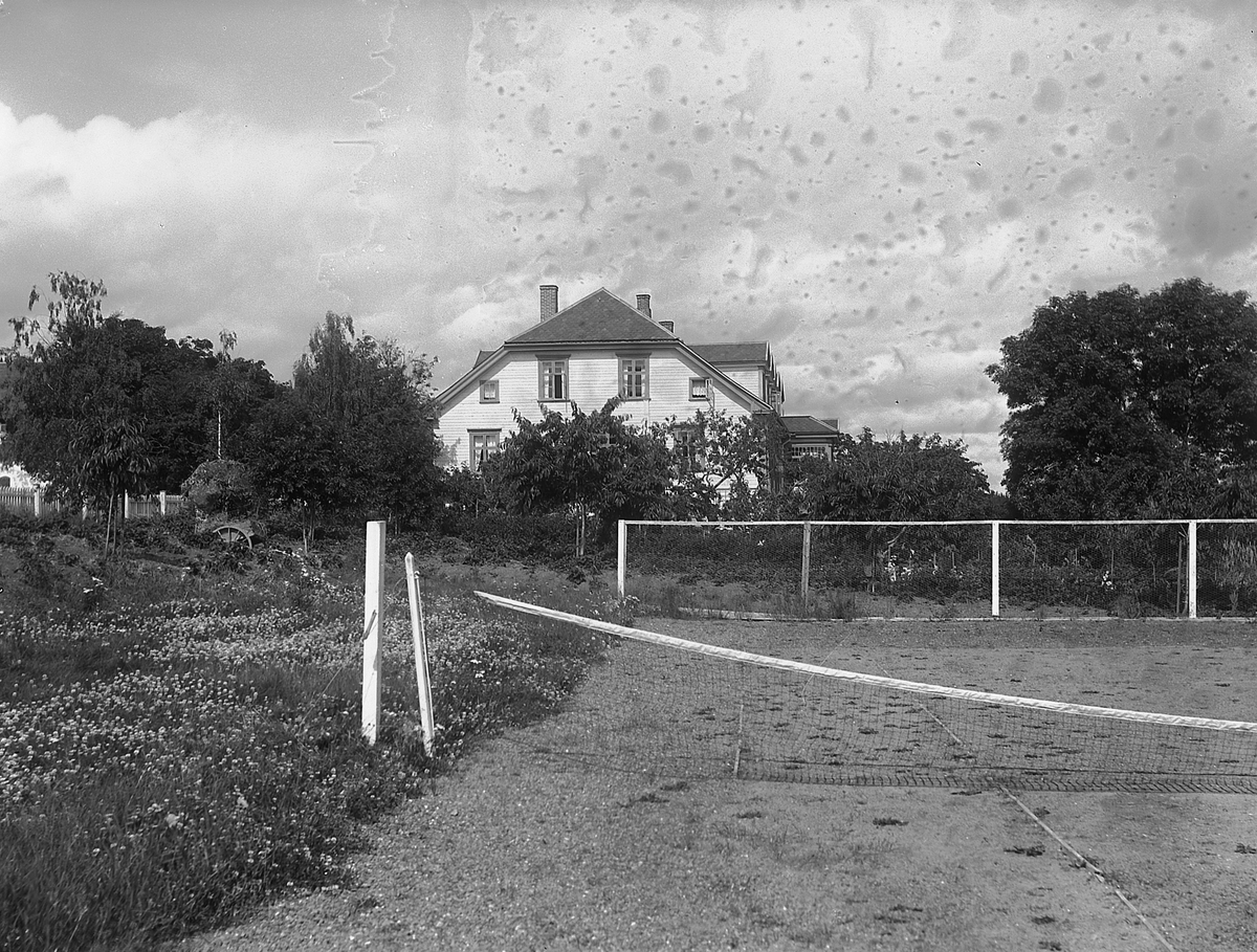 Martin Finborud, Grefsheim gård, Nes, Hedmark. Tennisbane i forgrunnen, hovedbygningen i bakgrunnen.