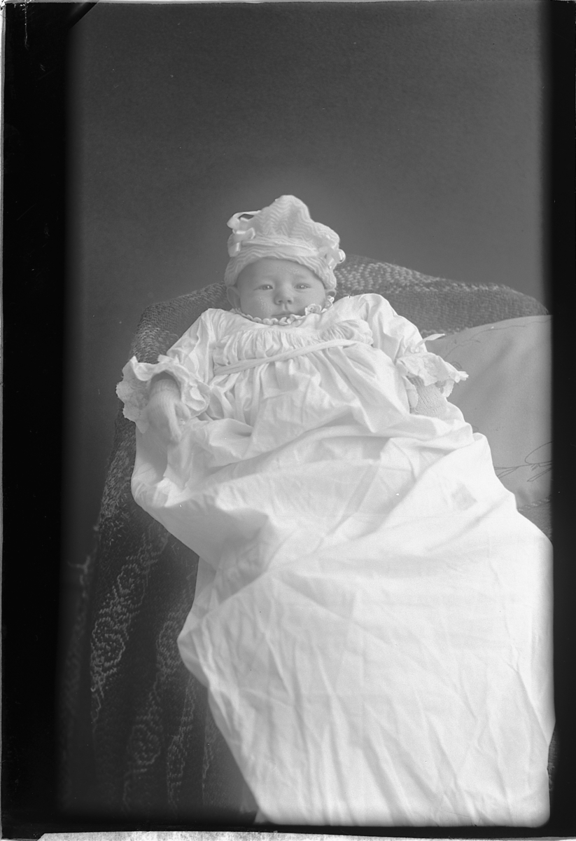 Martin Finborud, Johan Alfred Knatterud (1910)i i dåpskjole.
