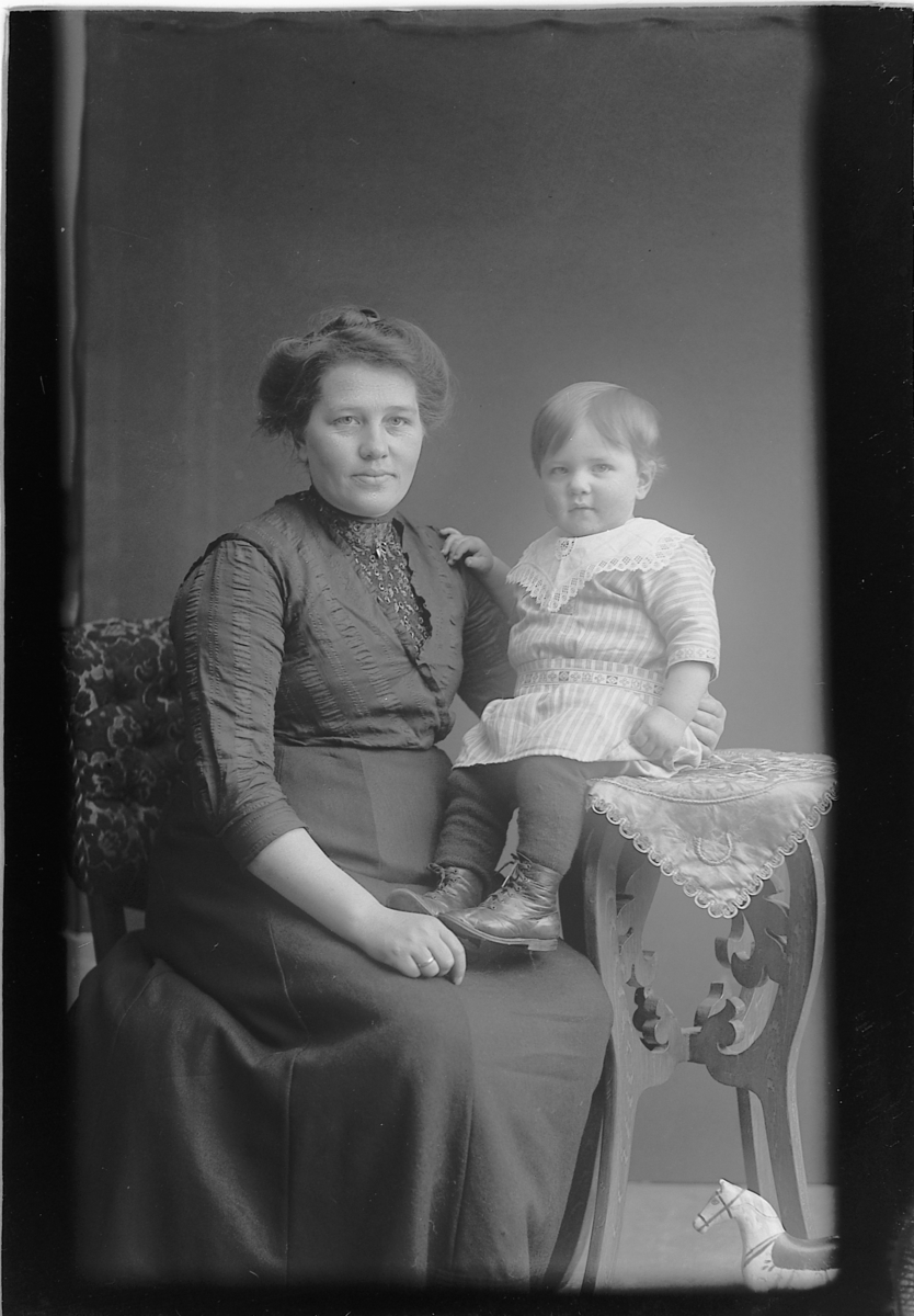 Martin Finborud, Anna Knatterud (1884-1954) med sønnen Thorleif Paul Nikolai f.1912. Nes, Hedmark.