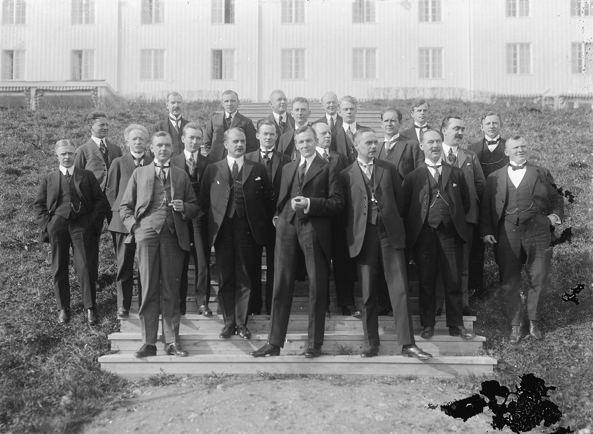 Oscar Løberg, NORGES BARBER OG FRISØRFORBUNDS LANDSMØTE PÅ HØSBJØR PINSEN 1923. 1 REKKE F. V. B. JÆGER, STAVANGER, LANGHOLEN, KRISTIANIA, FORMANN K. C. JOHANNESEN, KRISTIANIA, ENDRESEN, BERGEN, I. CHRISTOFFERSEN, TRONDHEIM. 2 REKKE F. V. I. C. JENSEN, HAMAR, O. B. KNUDSEN, BERGEN, A. ELLINGSEN, STAVANGER, BRØSET…