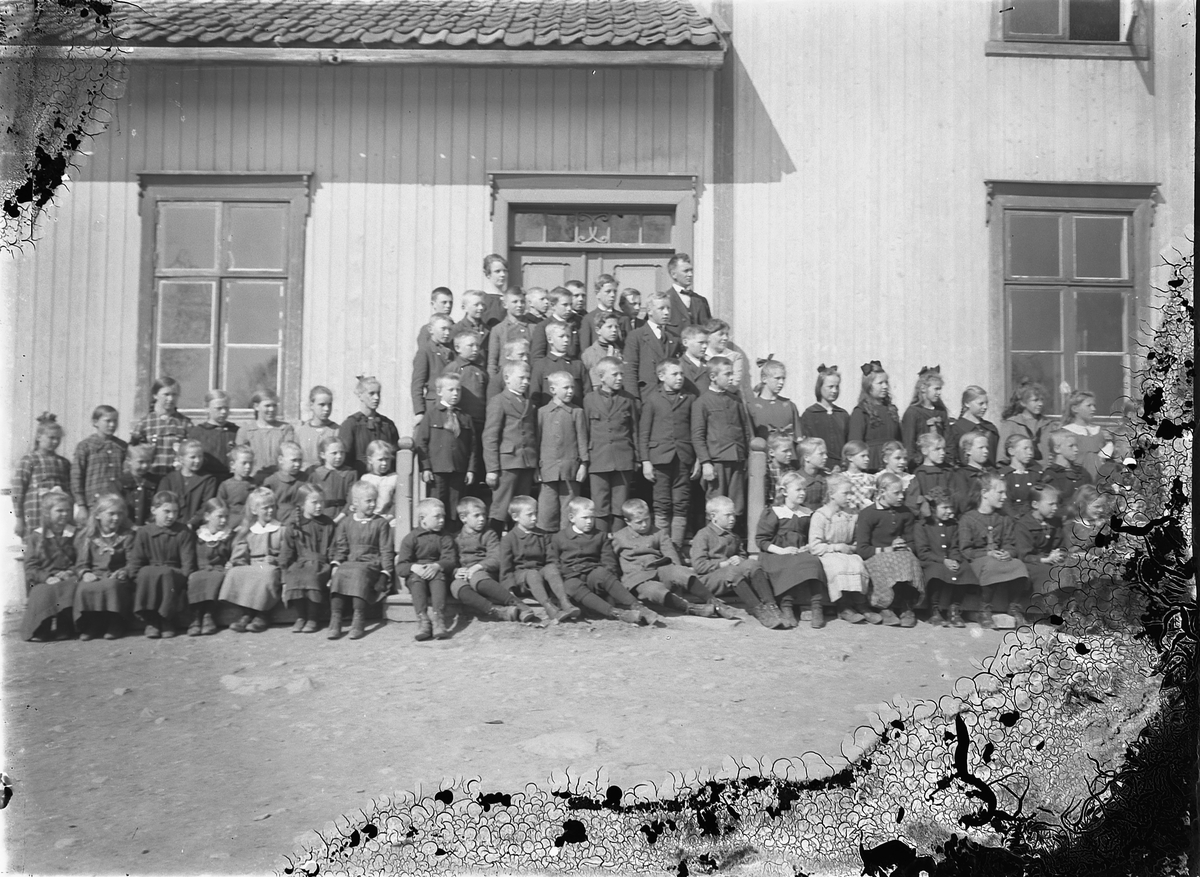 Oscar Løberg, UKJENT SKOLEBILDE. SKOLEKLASSER UTENFOR SKOLESTUA.