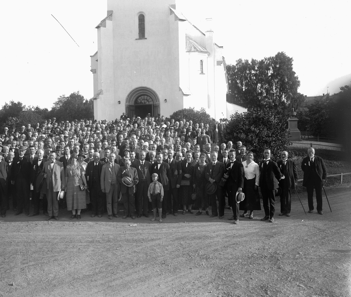 Oscar Løberg, STOR FORSAMLING FORAN HAMAR DOMKIRKE, GRUPPE.