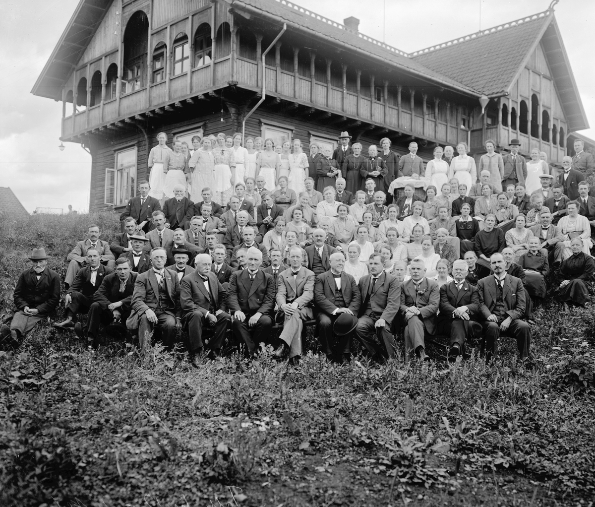 Oscar Løberg, KRETSMØTE 1925. GRUPPE MENN OG KVINNER FORAN HERREDSVANG I ROMEDAL.