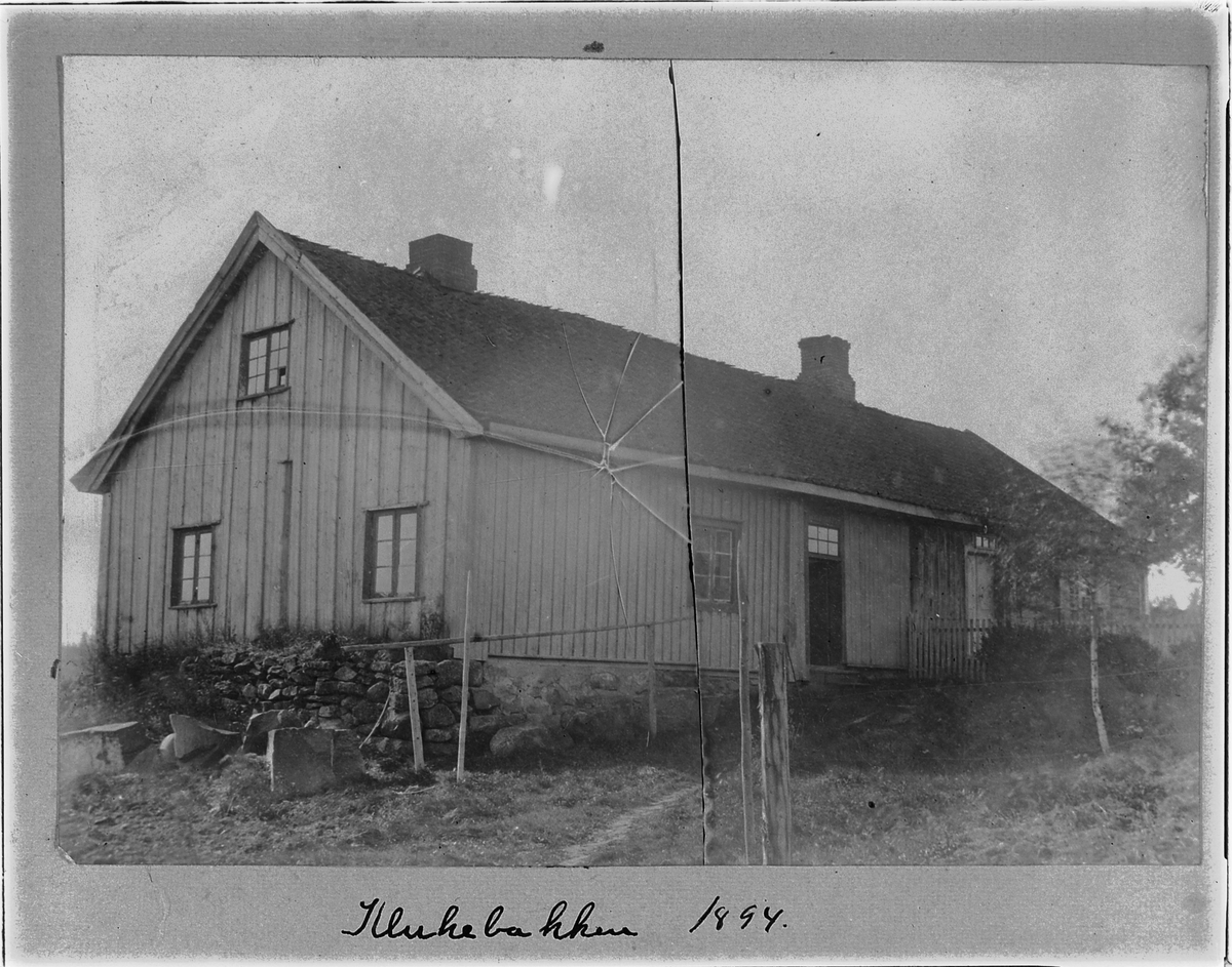 Johan Albert Steen, KLUKEBAKKEN. EKSTERIØR.