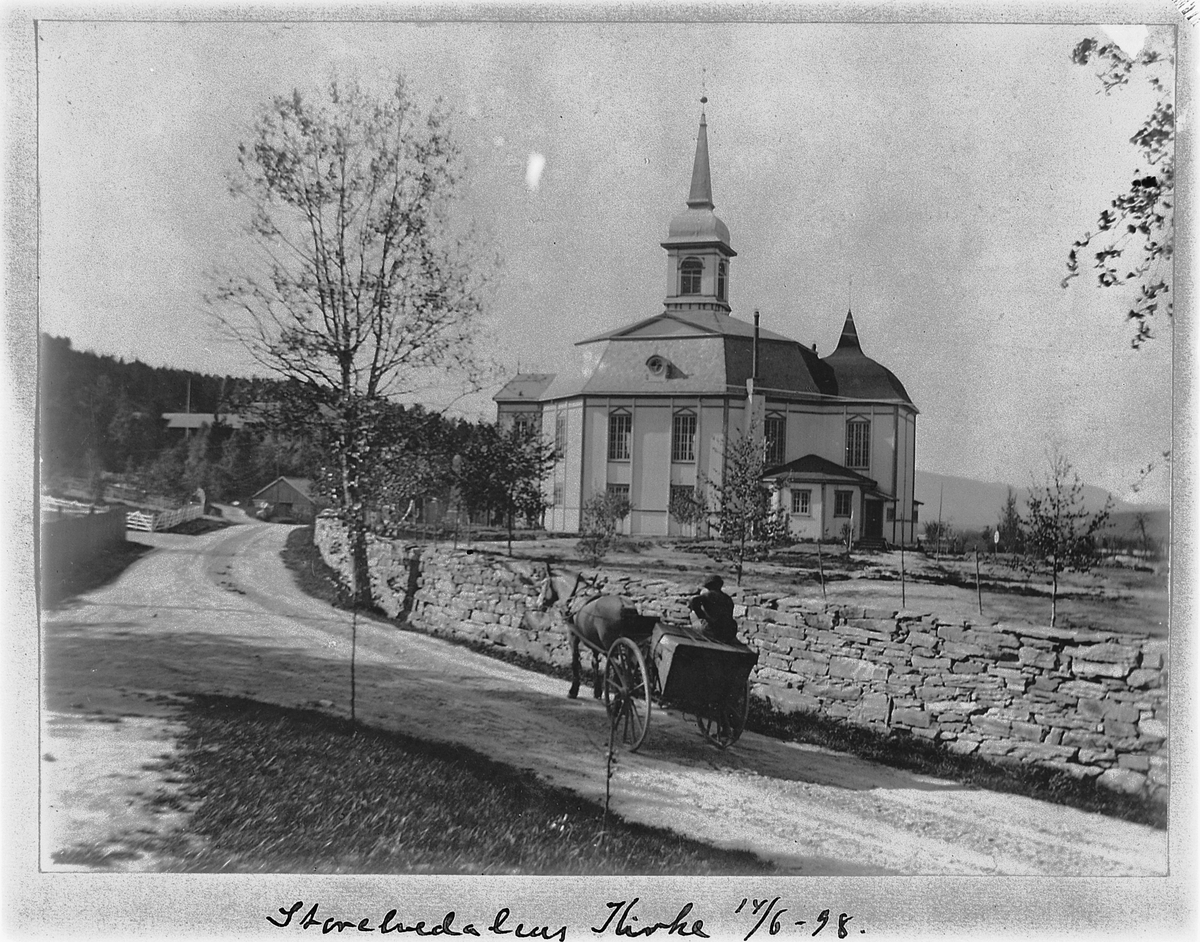 Johan Albert Steen, STORELVDALEN KIRKE. KIRKEGÅRD. HEST OG KJERRE PÅ VEGEN.