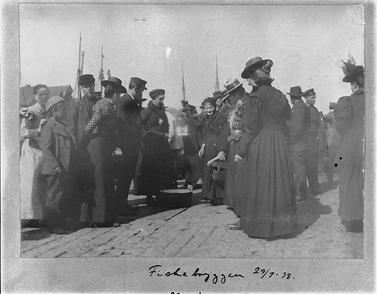 Johan Albert Steen, BERGEN. FISKERBRYGGEN. KVINNER. MENN.