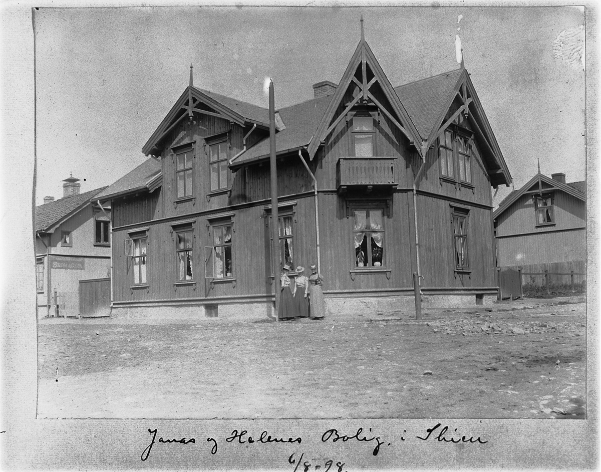 Johan Albert Steen, SKIEN. JONAS OG HELENES BOLIG. TRE KVINNER FORAN HUSET.
