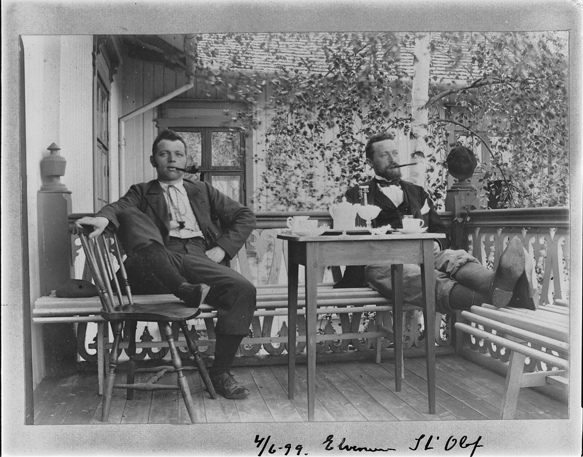 Johan Albert Steen, TO UKJENTE MENN PÅ VERANDA, KAFFE, RØYKER PIPE, SIGAR, ELVERUM.