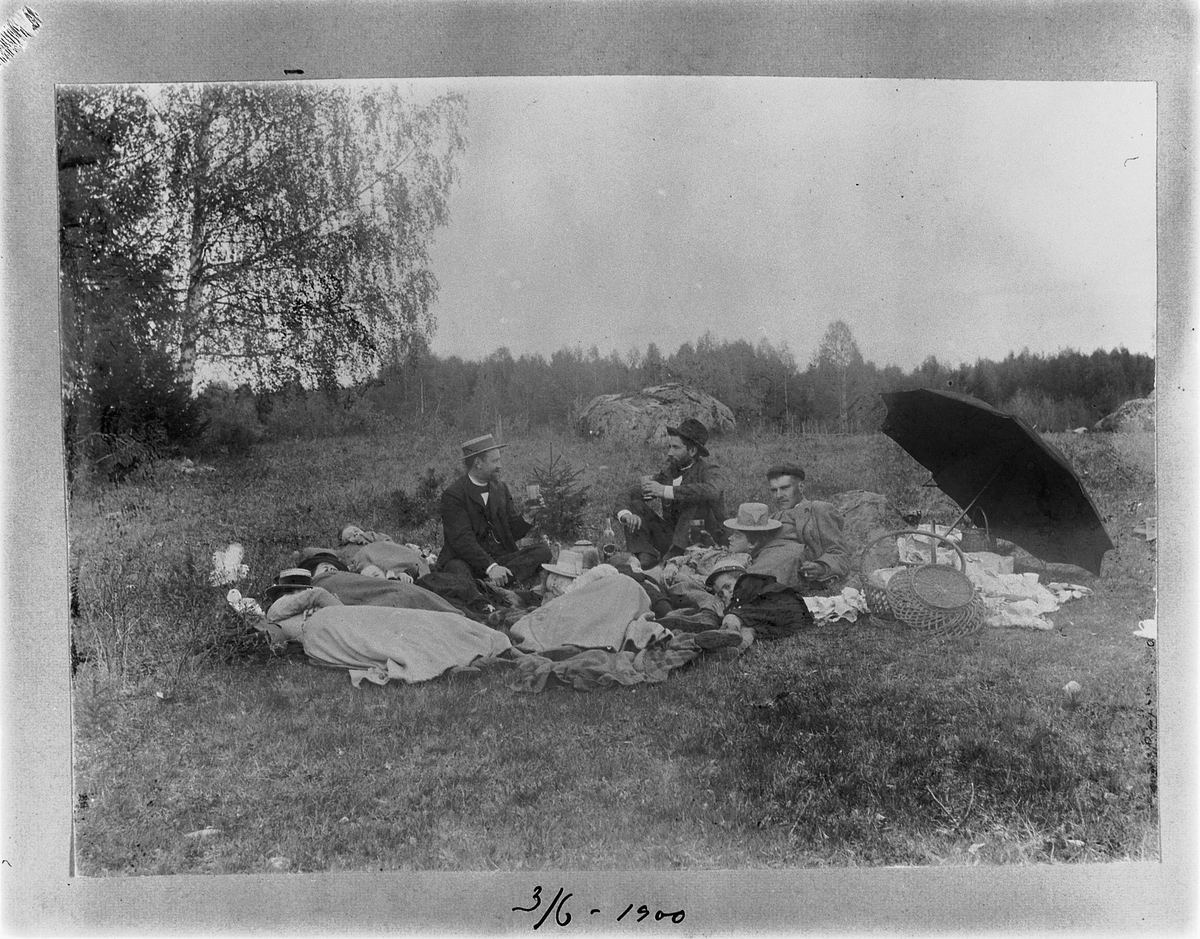 Johan Albert Steen, GRUPPE 11 UKJENTE BARN OG VOKSNE, PARAPLY, PICNIC. 3-6-1900.