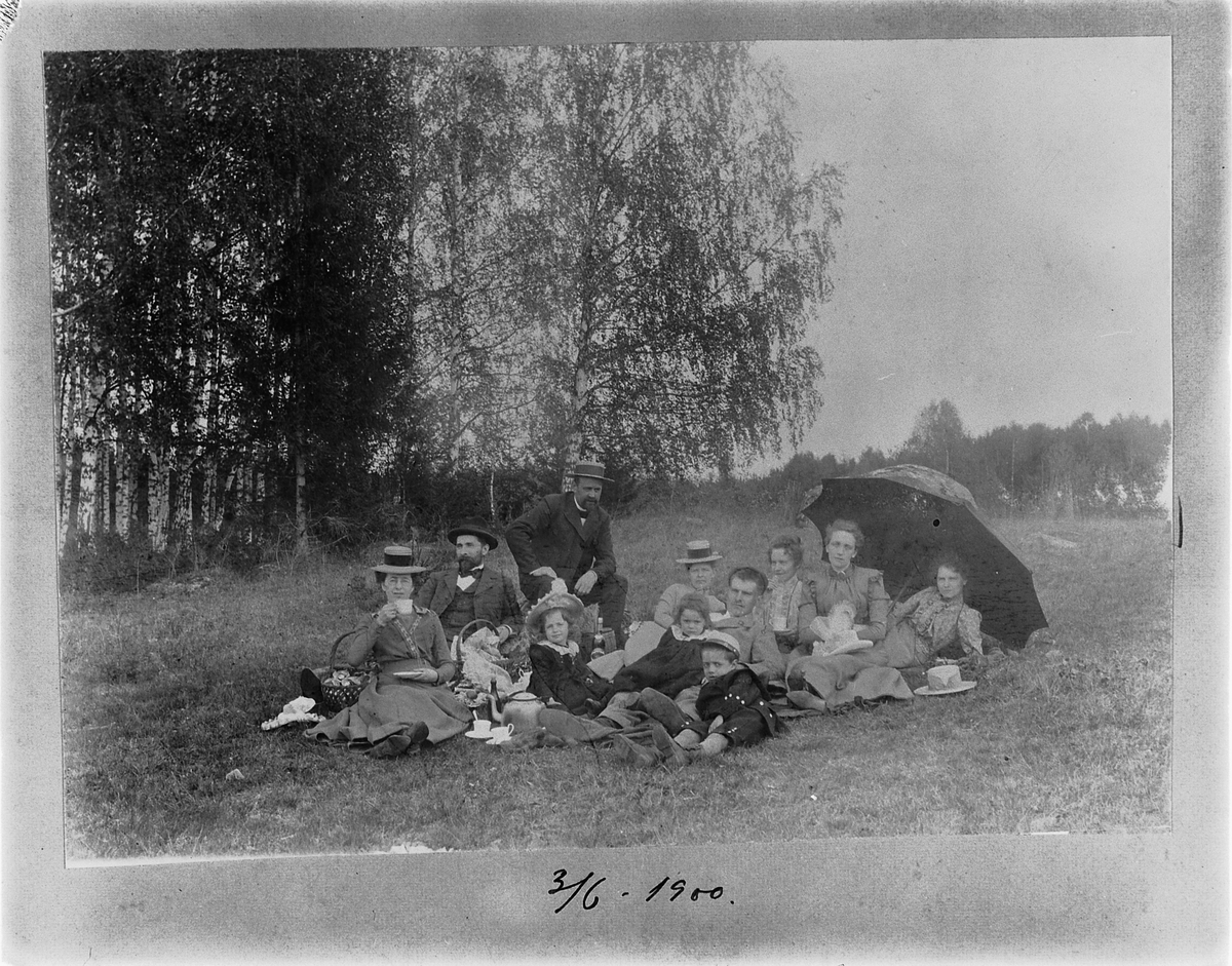 Johan Albert Steen, GRUPPE 11 UKJENTE BARN OG VOKSNE, PARAPLY, PICNIC, 3-6-1900.