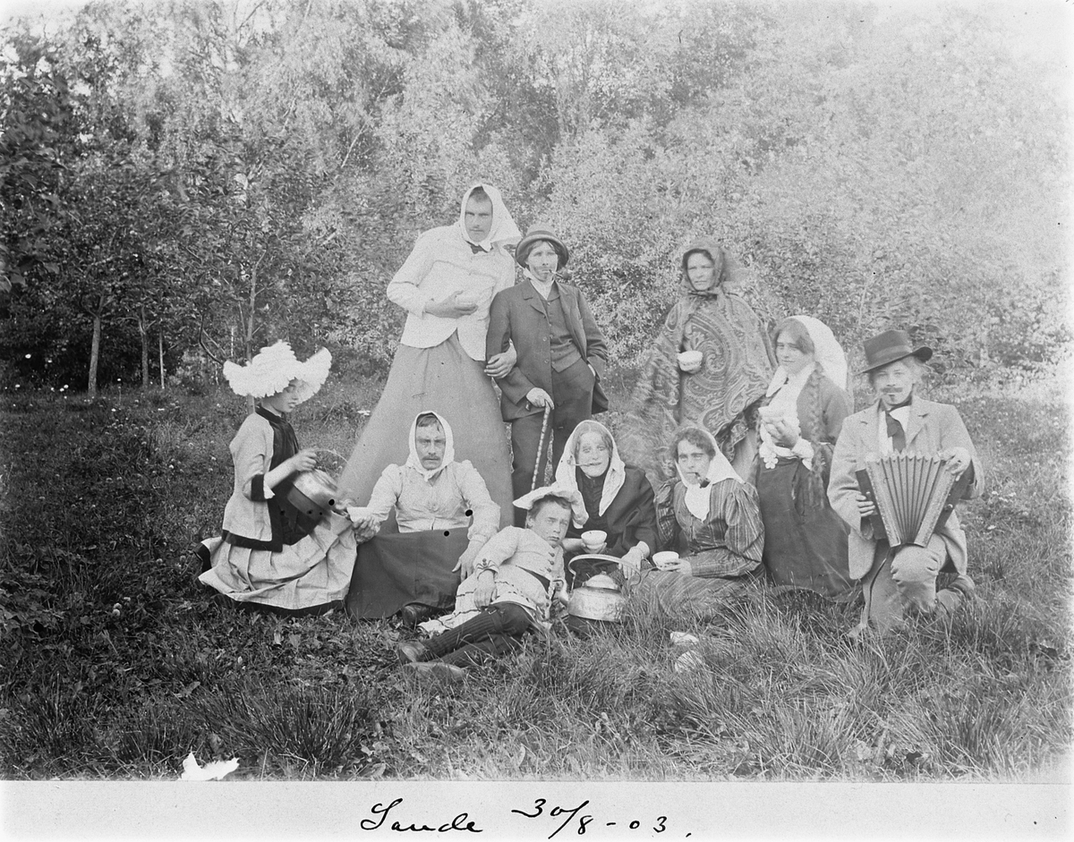 Johan Albert Steen, SANDE GARD, ROMEDAL, GRUPPE 10 UKJENTE UTKLEDDE, 30-8-1903.