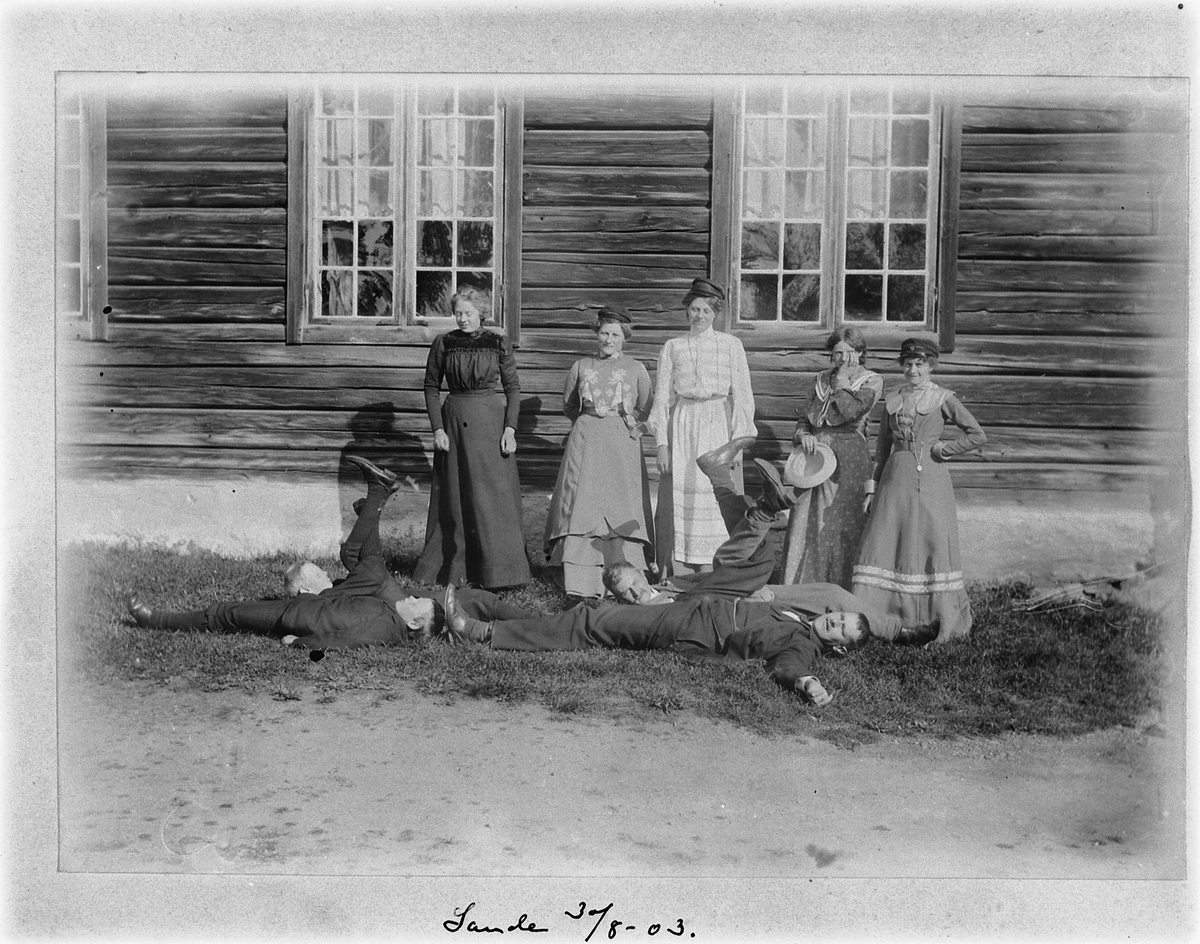 Johan Albert Steen, SANDE GARD, ROMEDAL, 4 MENN UTKJEMPER "RÆVKROK", GRUPPE 5 KVINNER SER PÅ, ALLE UKJENTE. 30-8 1903.