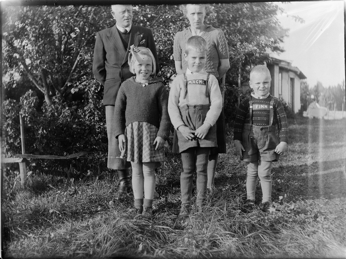 Ole M Martinsen, Familiebilde, ukjent kvinne, mann og barn.
