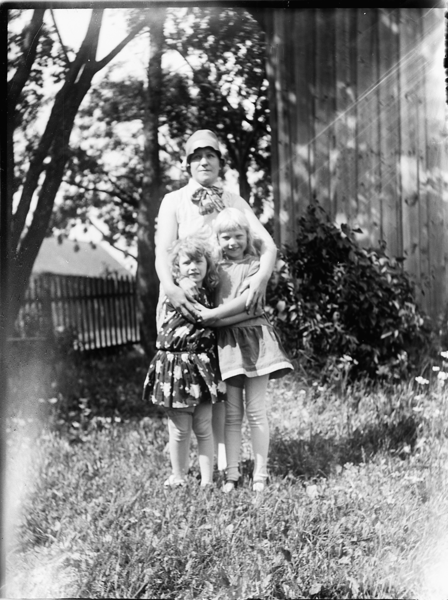 Ole M Martinsen, Ukjent familie, mor og to barn, døtre, i hage.