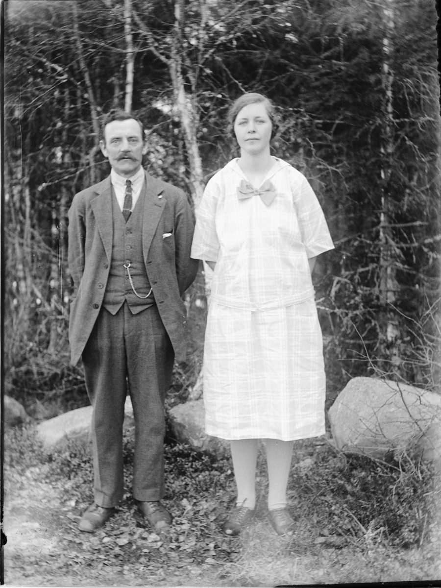 Ole M Martinsen, Ukjent kvinne og mann i skog.