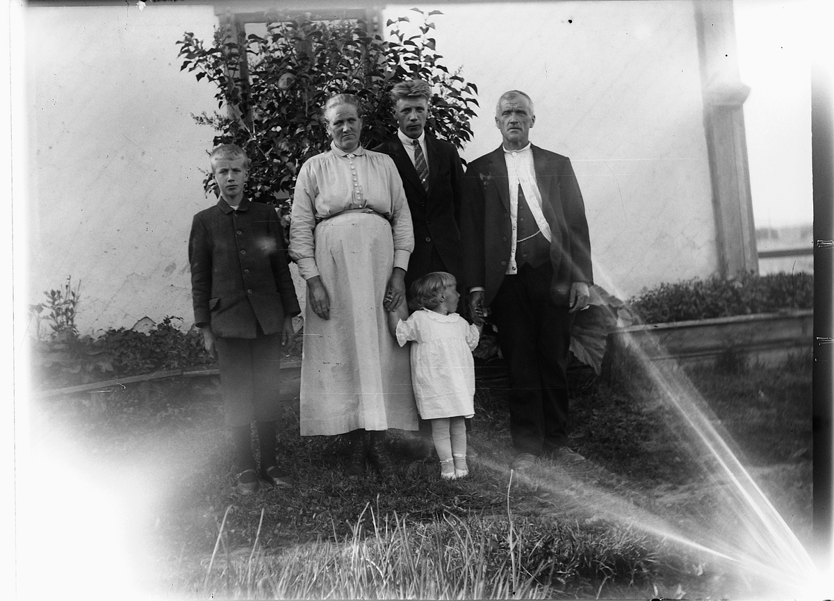 Ole M Martinsen, Ukjent gruppe, familie foran et ukjent hus.