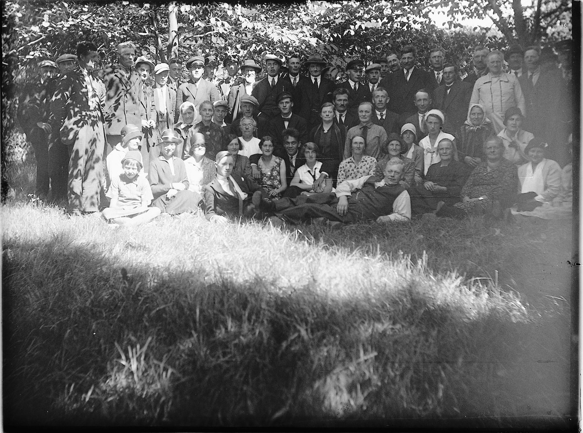 Ole M Martinsen, Stor gruppe, familie, ukjente personer.