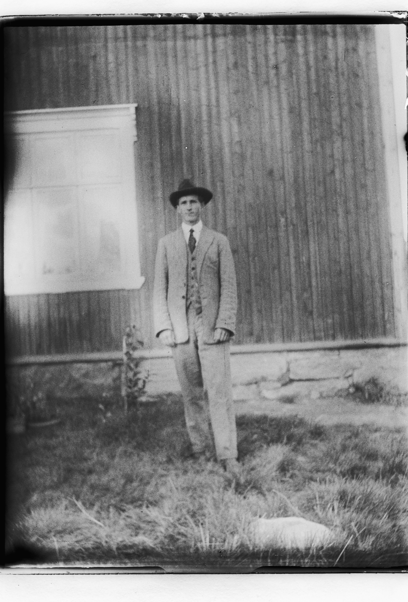Ole M Martinsen, Ukjent mann foran et hus.