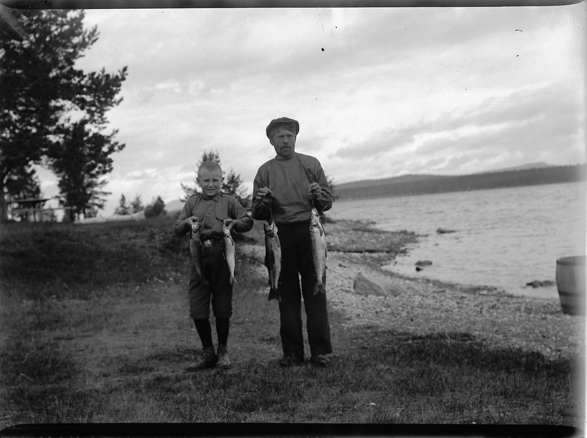 Mikkel Sveinhaug, FEMUNDSJØEN, F. V. KARENIUS OG KNUT JØRGENSEN MED ØRRET, FISKERE.