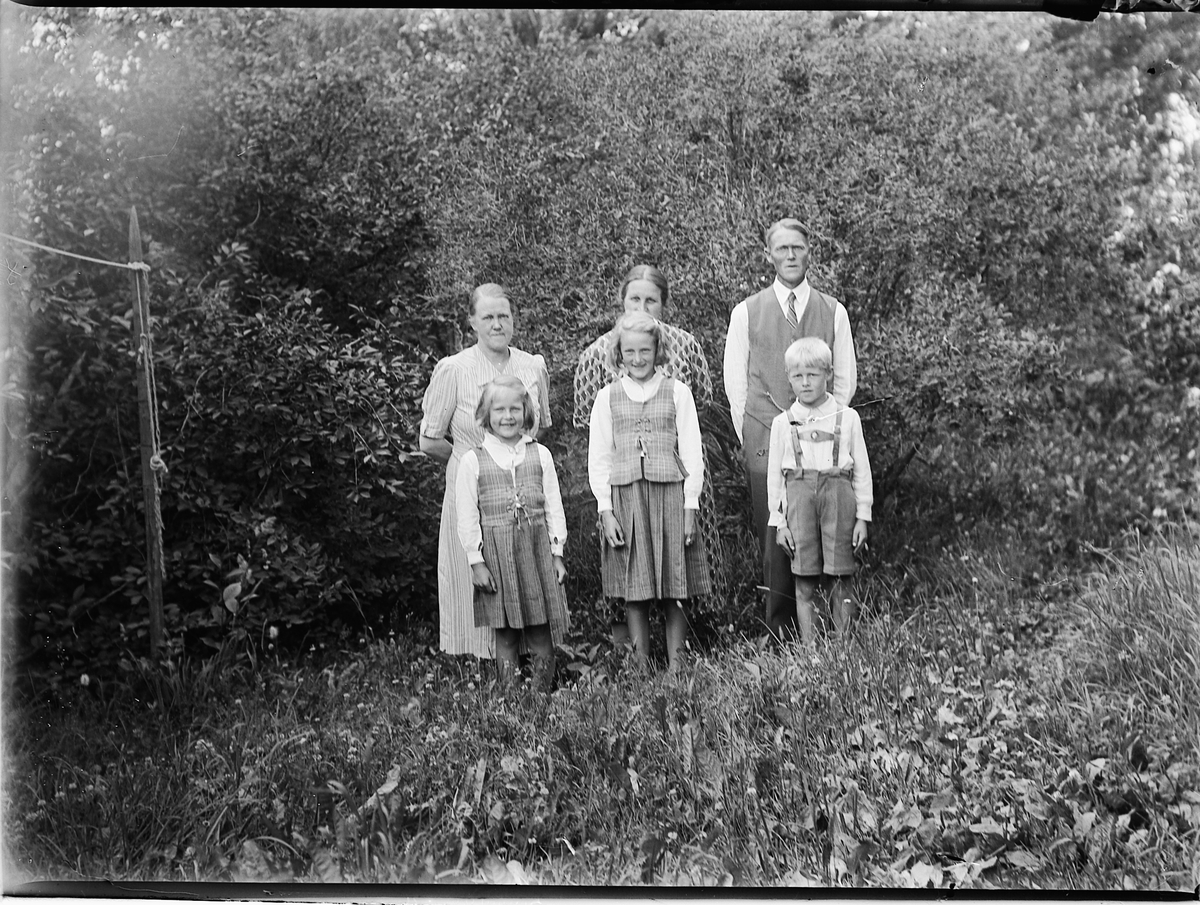 Mikkel Sveinhaug, FAMILIEGRUPPE DOBLOUG PÅ SEBERG GÅRD, RINGSAKER. BAK F. V. JOHANNE DOBLOUG, ASLAUG DOBLOUG, PETTER DOBLOUG. FORAN F. V. BJØRG DOBLOUG, ASTRID DOBLOUG OG JOHS. DOBLOUG. OPPL. GITT AV GUNNAR TØRUD.