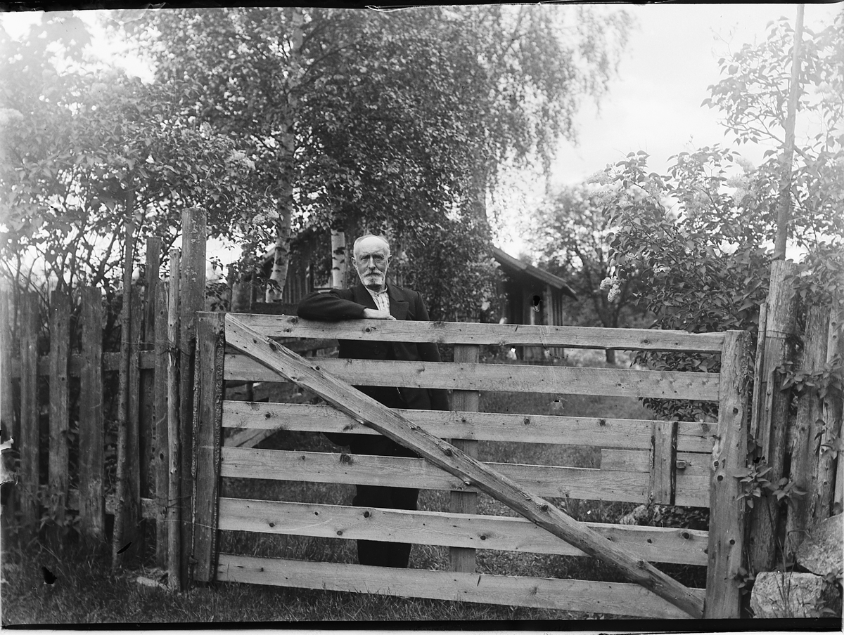 Mikkel Sveinhaug, OLE BERGLUND " ENG " VAR ONKEL TIL OLE SKOMAKER VED RINGSAKER STASJON, SKIGARD, PORT. 1938. Var også "budeie", sveiser på Bankerud seter.