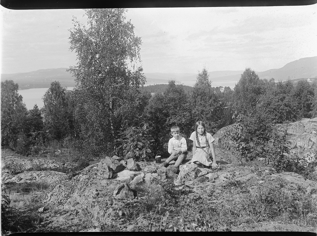 Mikkel Sveinhaug, TO UKJENTE BARN.