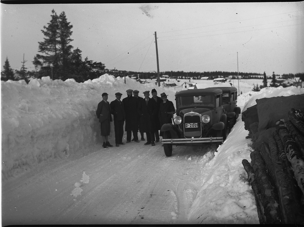 Mikkel Sveinhaug, SJUSJØEN, GRUPPE 7 UKJENTE JOURNALISTER PÅ TUR, VINTER, HØYE BRØYTEKANTER, BIL D-2001. Ford A 1930. I Norges Bilbok 1935 står D-2001 som Ford 1930 personbil reg. på Ole Bjørsrud, Lismark. Snøvinter.