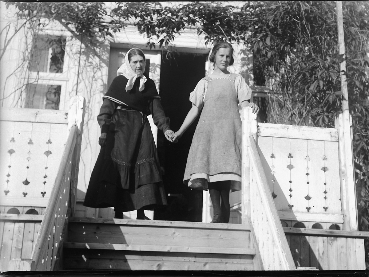 Mikkel Sveinhaug, F. V. ANNE SVEINHAUG OG MARIT MADSEN, 1924.