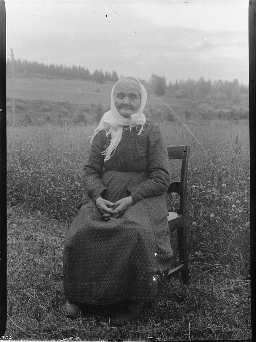Mikkel Sveinhaug, KJERSTI BUSMUNDRUD FØDT 15-11-1843. SE ARTIKKEL AV MIKKEL SVEINHAUG " JUL I MJØSBYGDENE". 1933.