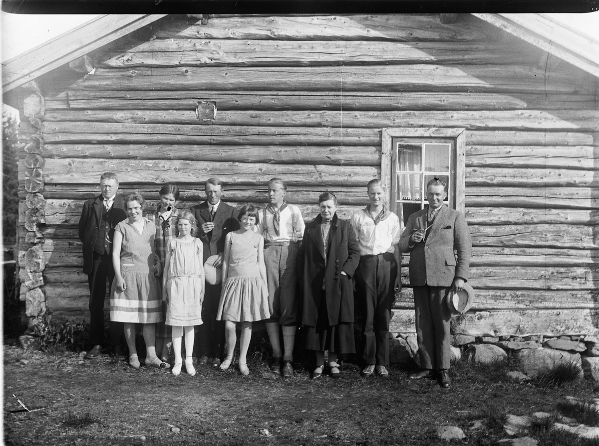Mikkel Sveinhaug, AKSJØSETRA GRUPPE 10 F. V. BAK: MIKKEL P. DOBLOUG, CLARA DOBLOUG(MIKKELS KONE) OG PETTER DOBLOUG. MANNEN HELT TIL HØYRE: HERR HELSING, HANS KONE GRETHE HELSING(F. GJESTVANG) I MØRK KÅPE. JENTA MED FLETTER FORAN ER TUBBI/MARIE JOHANNE, (DATTER TIL MIKKEL OG CLARA)OPPL. GITT AV GUNNAR TØRUD.