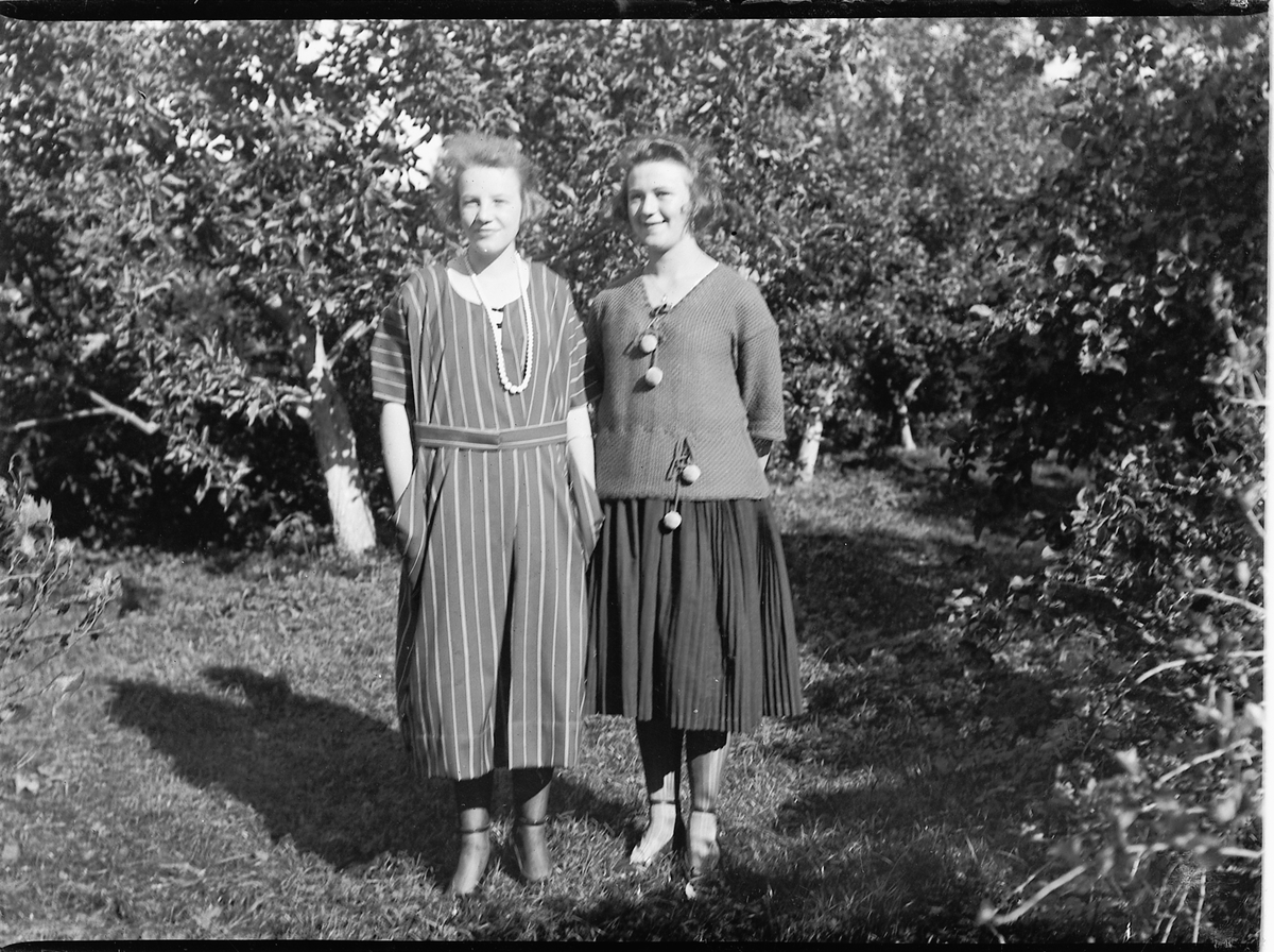 Mikkel Sveinhaug, MARIE ENGELSTAD OG SIGNY OLSEN.