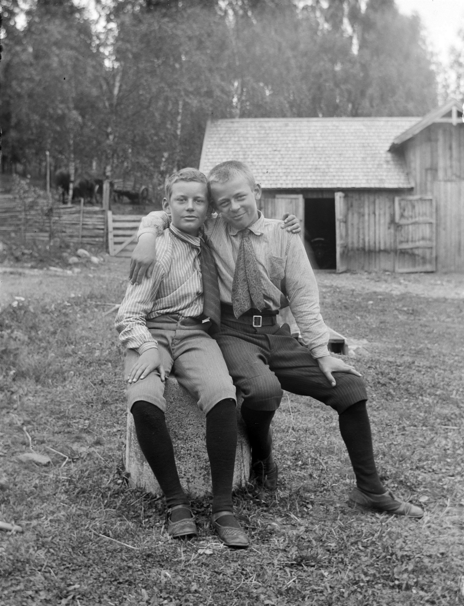 Ole Hansen Løken, ASLABAKKEN, F. V. HANS BREDAL OG HERMAN BREDAL.
