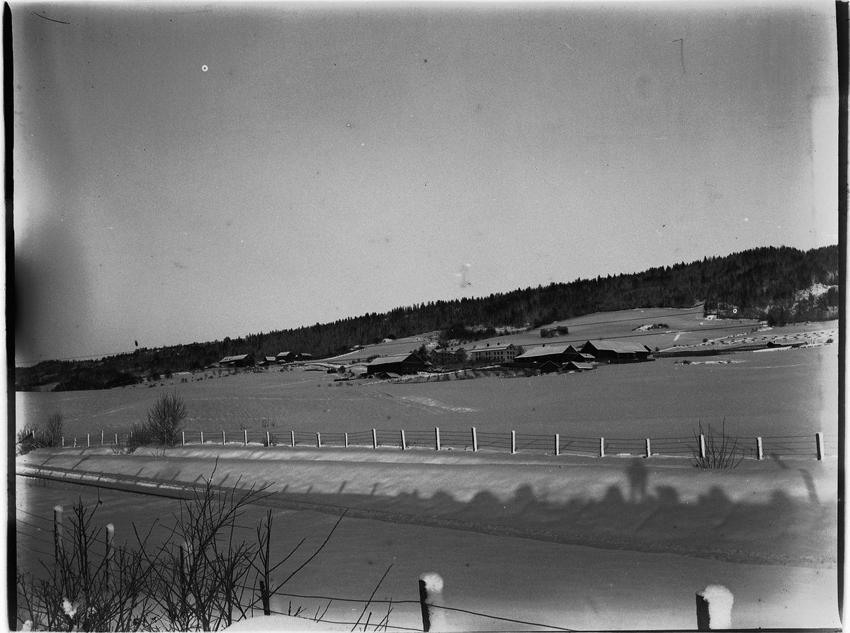 Ole Hansen Løken, LØKEN ØSTRE, VESTRE GARD, LØKENDALEN, RUDSHØGDA i Ringsaker, LANDSKAP, VINTER. SIMENSTAD GARD T. V.
