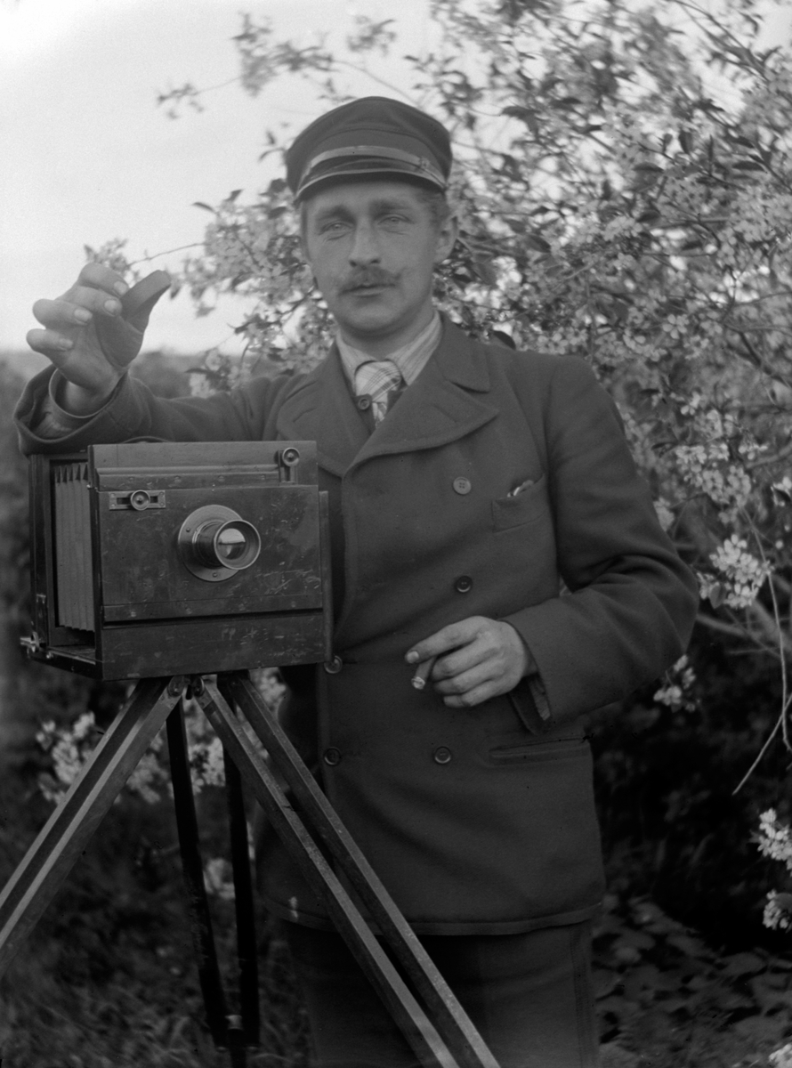 Ole Hansen Løken, OLE LØKENS FOTOGRAFIAPPARAT, TREKAMERA, FORFATTER SEVERIN LIEBLEIN.