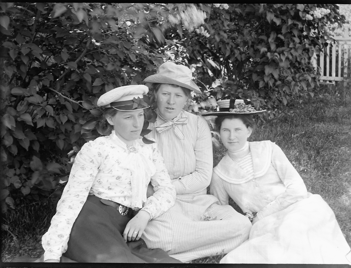 Ole Hansen Løken, F. V. ANTONETTE HERSOUG, MIMMI LØKEN OG UKJENT, KVINNEKLÆR, KJOLER, HATTER. Wilhelmine "Minni" Løken 1876-1953 g. med Ole Løken. Hun var født på Åker i Vang H.