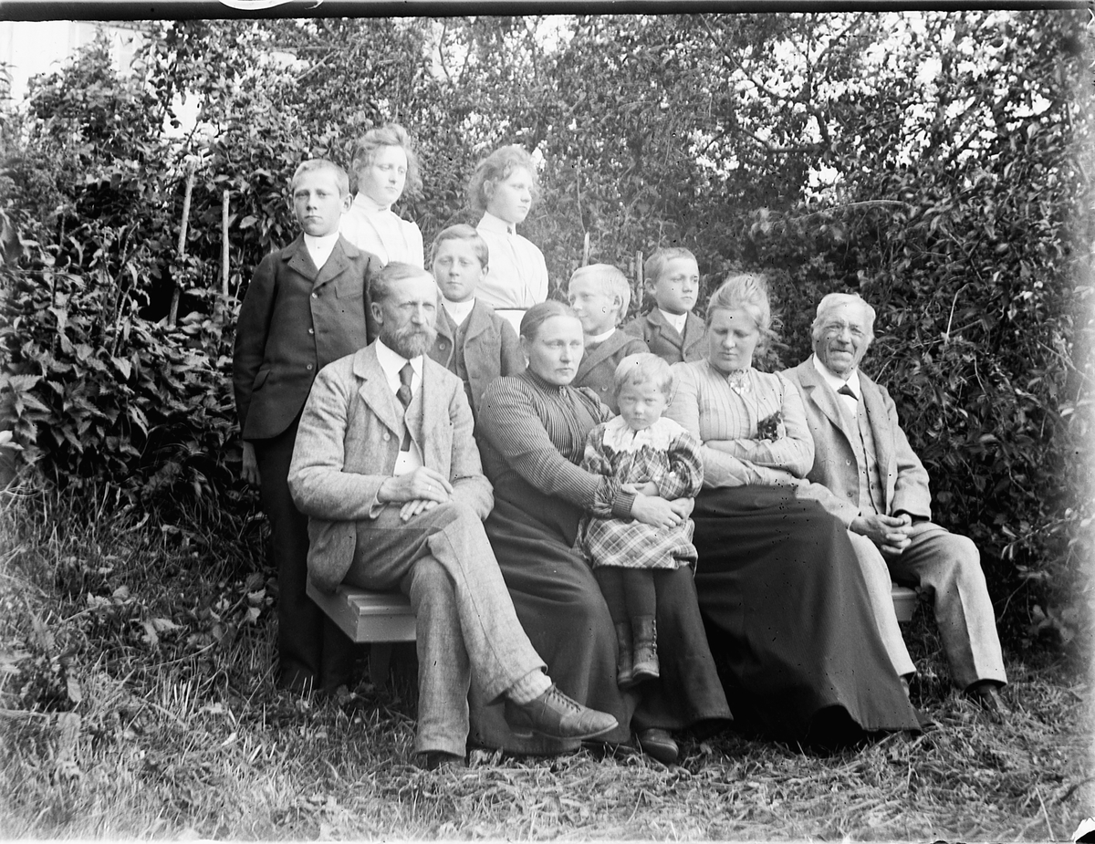 Ole Hansen Løken, Familiegruppe ute på Ulven, Ring. Foran fra venstre er Bernhard Julius Mengshoel (1851-1932), Ingeborg Monsdatter Ulven, Petra Mengshoel, Mimi Løken, Petter Ulven. Andre rekke fra venstre er Mons, Even, Aksel og Hans Mengshoel. Bak er Marie og Kristiane Mengshoel.