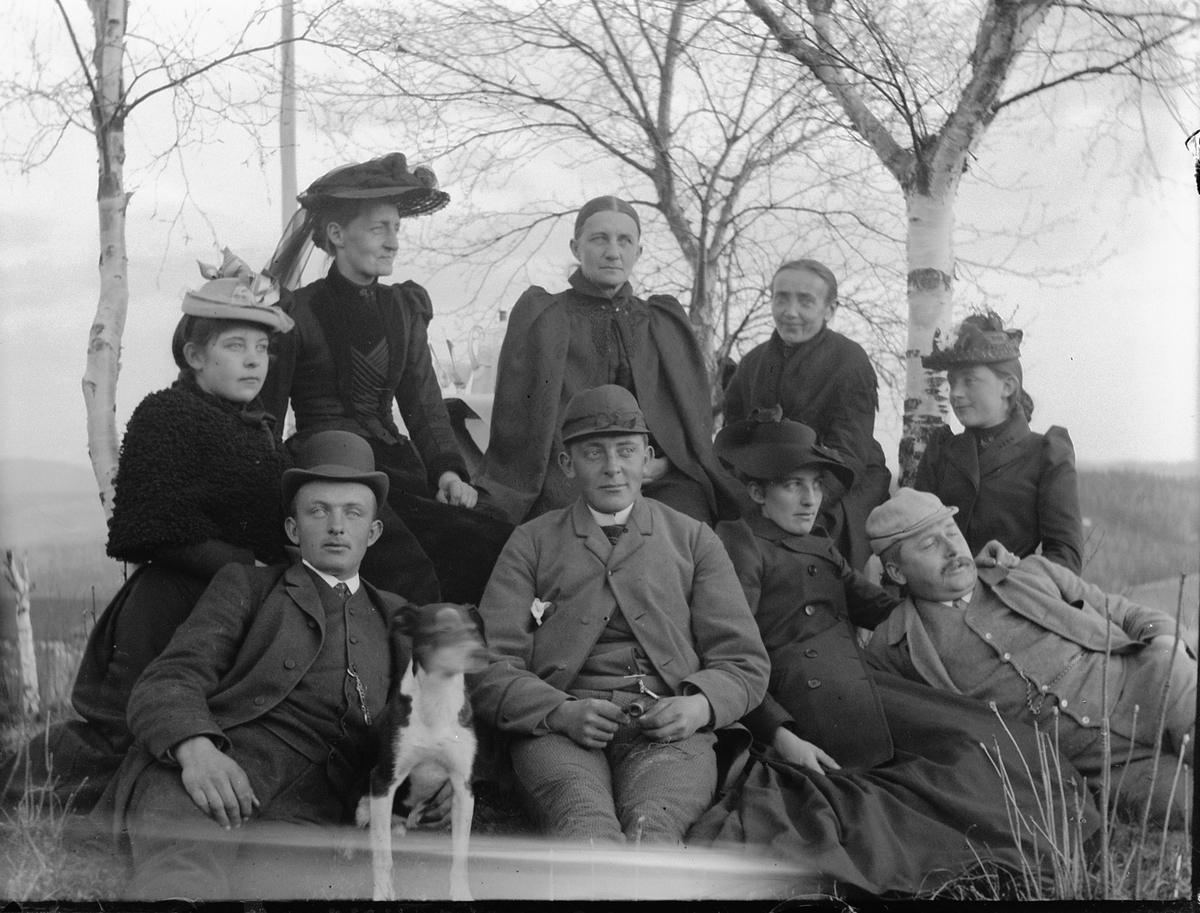 Ole Hansen Løken, GRUPPE 9 UKJENTE KVINNER OG MENN, BAK F. V. UKJENT, UKJENT, HELGA TOKSTAD, UKJENT, UKJENT. FORAN F. V UKJENT, LARS TOKSTAD, UKJENT, UKJENT.