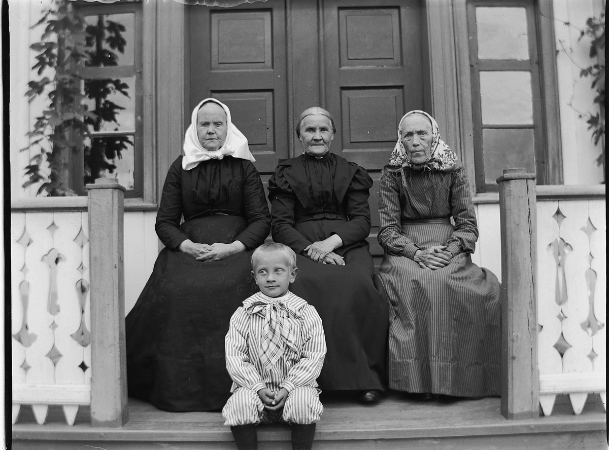 Ole Hansen Løken, LØKEN ØSTRE på Rudshøgda i Ringsaker, GRUPPE 4 KVINNER OG BARN. FORAN GUTT FRA ULVEN. BAK F. V. MARTE ULVEN, UKJENT OG MARTE?. KVINNEKLÆR, SKAUT, KJOLER.