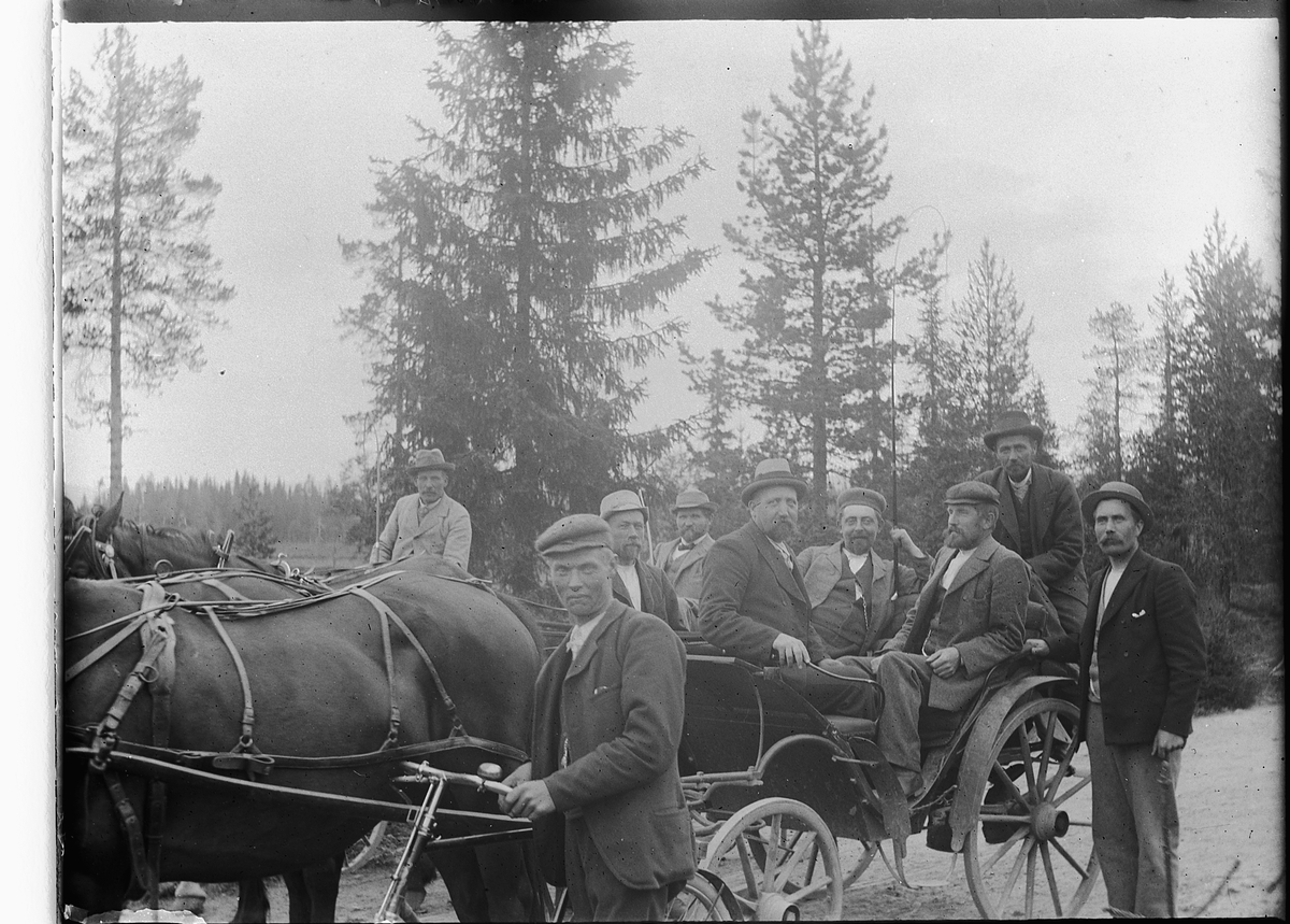 Ole Hansen Løken, HEST OG TRILLE, VOGN, HESTEKJØRETØY, GRUPPE 9 MENN, FORAN LARS BOGSTI M/ SYKKEL, F. V. I VOGNA HELMER SOLBERG, LARS TOKSTAD OG OLE LØKEN, DE ØVRIGE ER UKJENTE.