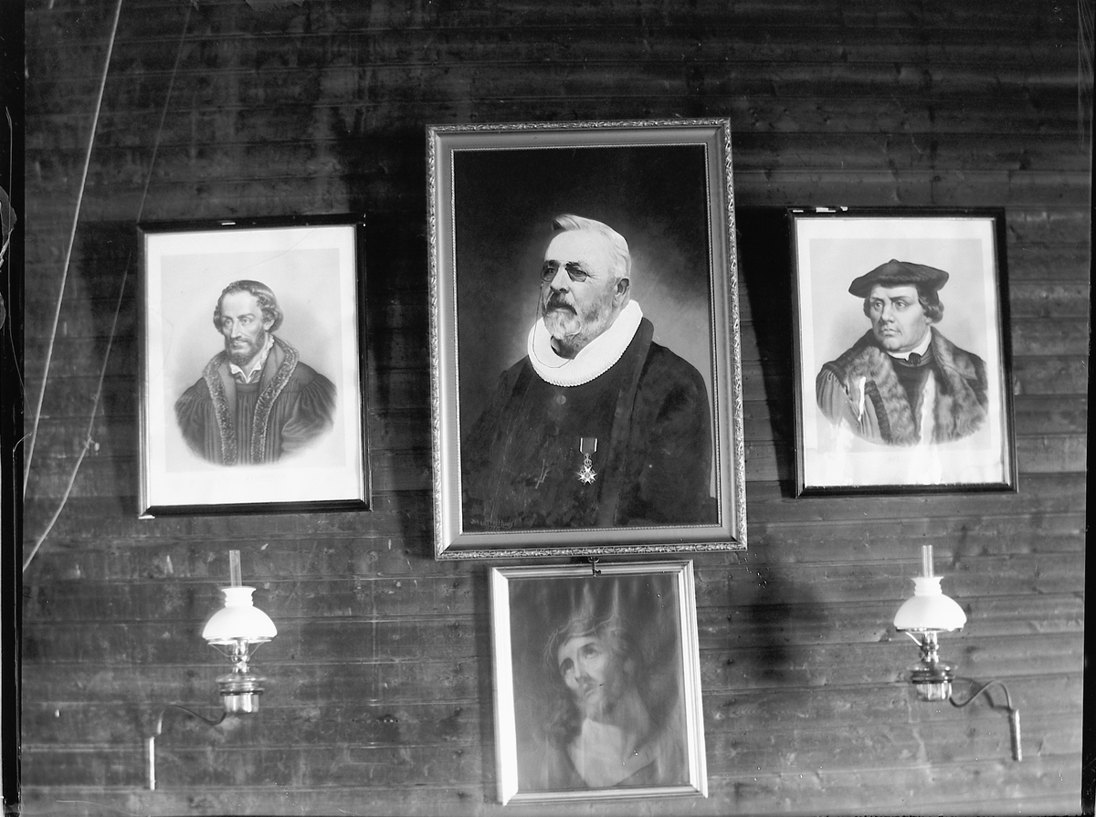 Ole Hansen Løken, BEDEHUSET KARMEL I FURNES, Ringsaker, INTERIØR, BILDER PÅ VEGGEN VED ALTERET.