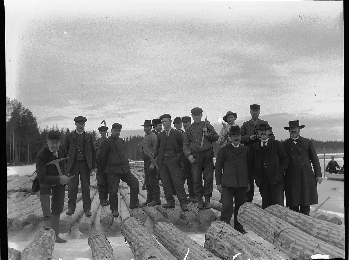 Ole Hansen Løken, SKOGBRUK, MERKING, MÅLING AV TØMMER. GRUPPE 15 UKJENTE MENN, NR. 6 F. V. OTTO MINKEN, NR. 8 MATHIAS ØVERLI. TØMMERMÅLERE OG SKOGEIERE, MERKEØKSER.