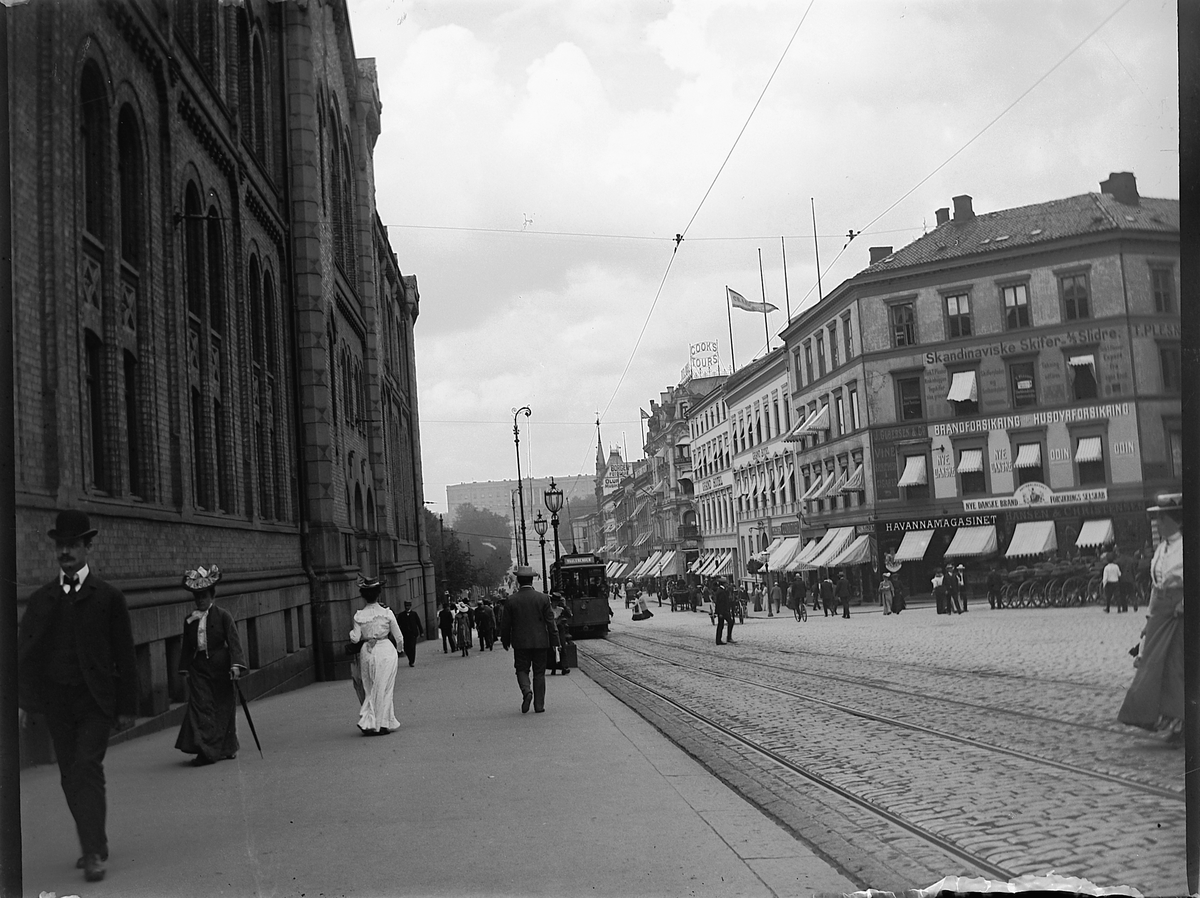 Ole Hansen Løken, KARL JOHAN, OSLO. Trikk, slottet. Bildet er tatt etter at sporveien her ble elektrifisert i september 1899 og før disse vognene fikk lukkede plattforer i 1908-10. Trikken ahr heller ikke linjenummer som ble innført her i 1910 så tidligst sommeren 1900 og seinest sommeren 1909.