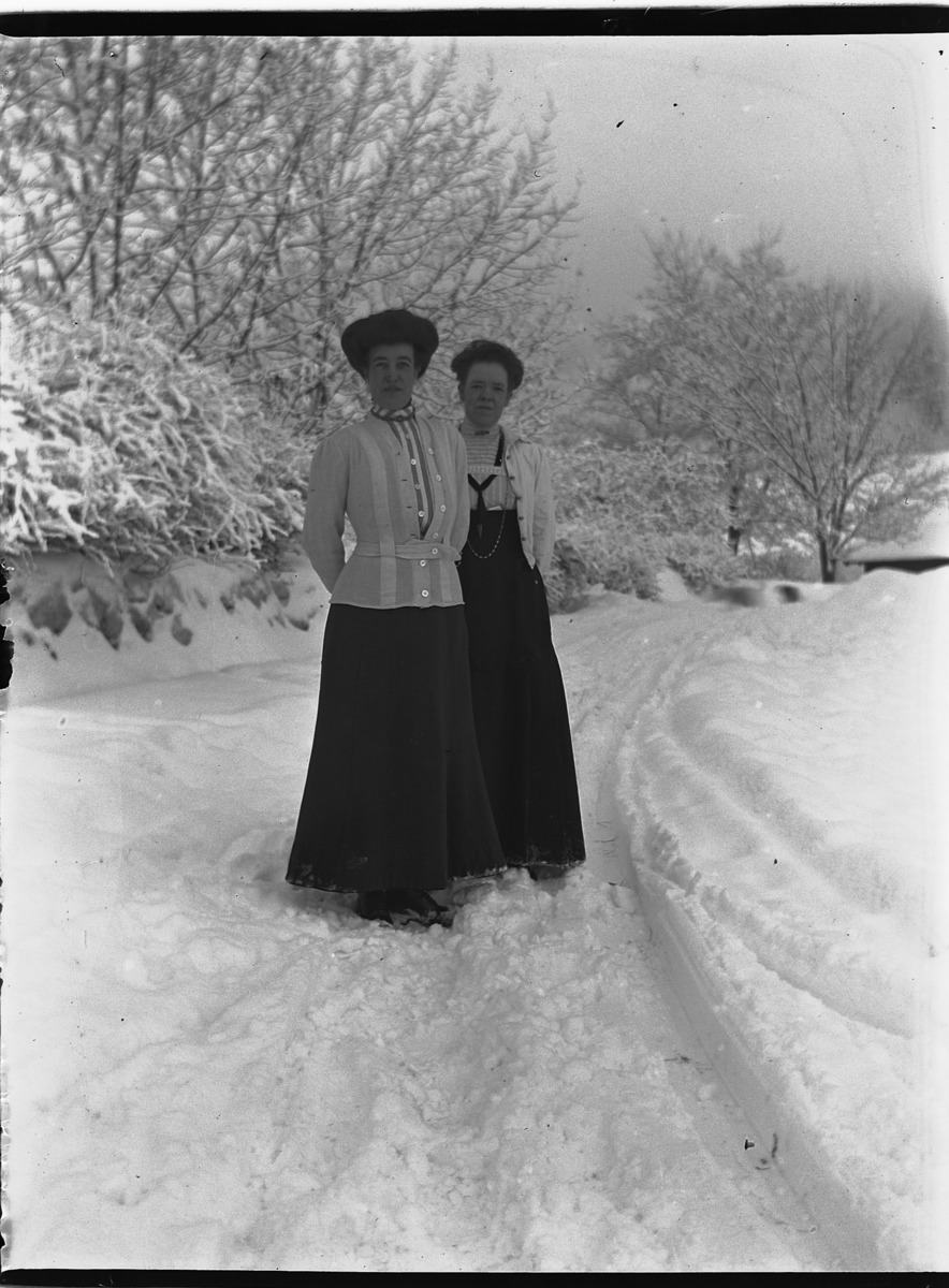 Ole Hansen Løken, F. V. MIMMI OG ASLAUG FALK, KVINNEKLÆR, VINTER. Kusiner til fru Løken fra Hamar.