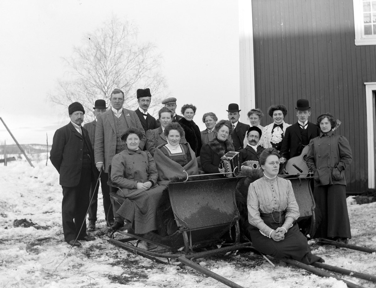 Ole Hansen Løken, BAK. F. V. HELMER SOLBERG, UKJENT, OLE HERSOUG, BARTHOLD RING, UKJENT, MIMMI LØKEN, UKJENT, UKJENT, UKJENT, UKJENT. I MIDTEN OTTO SVENKERUD, TANTE TULLA, SUSSI PETERS OG FORFATTER SEVERIN LIEBLEIN. FORAN F. V. FRU LIEBLEIN, UKJENT OG FRU SOLBERG F. SVENKERUD. ( FORAN SLEDEN ).