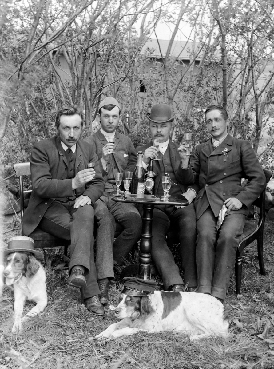 Ole Hansen Løken, GRUPPE 4 MENN RUNDT BORD UTENDØRS, FLASKER, GLASS, ALKOHOL, OLE LØKEN MED VENNER. HELT T. H. FORFATTEREN SEVERIN LIEBLEIN, DE ANDRE UKJENTE.