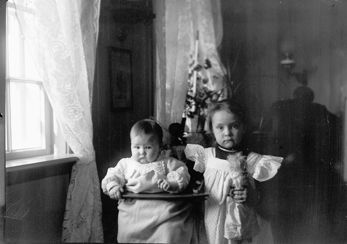 Ole Hansen Løken, F. V INGEBORG OG JOHANNE PLATOU, BARN.