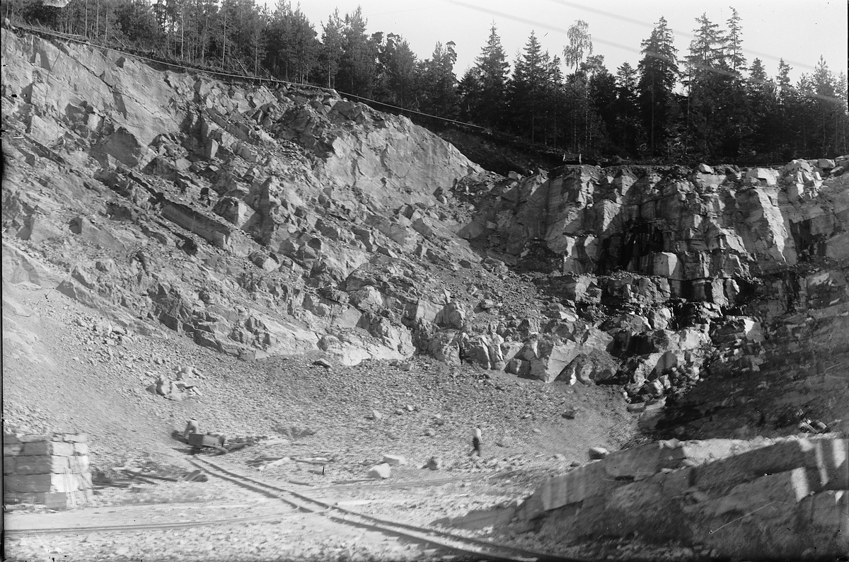 Oscar Løberg, STEENS KALKBRENNERI, FURUBERGET, Hamar, SPRENGT KALKFJELL.